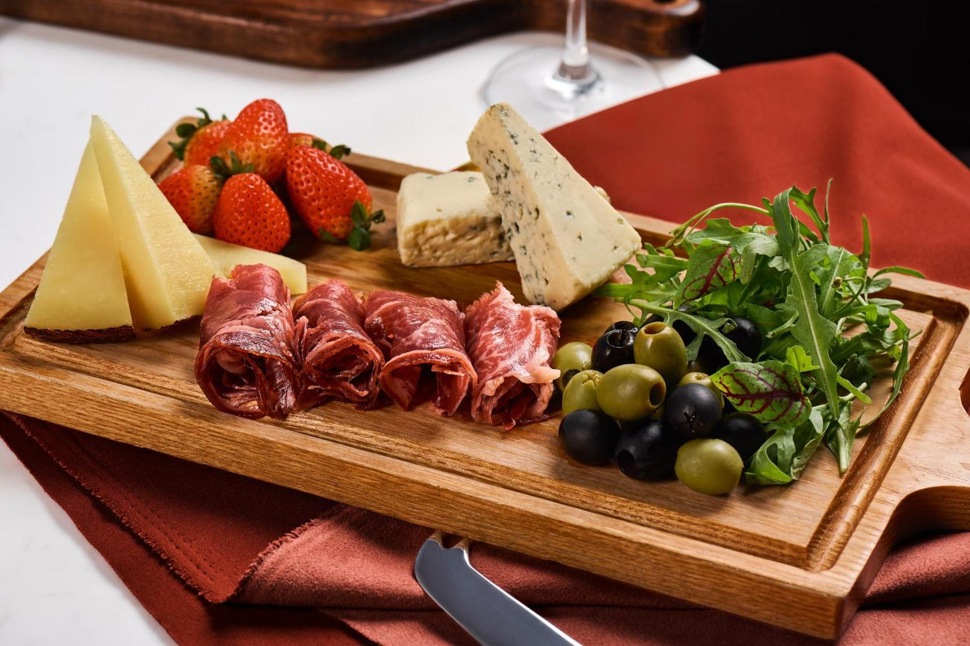 Melia Vinpearl Hue Otel Dış mekan fotoğraf A cheese and sausage platter