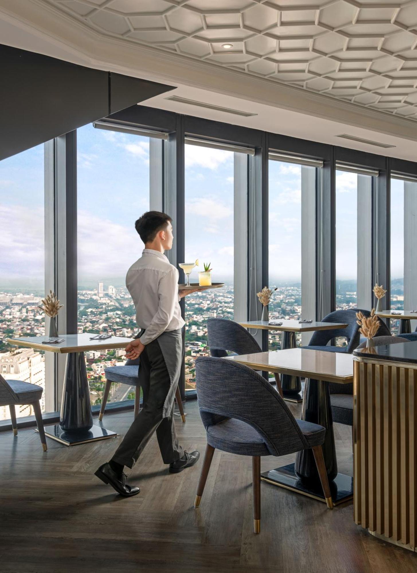 Melia Vinpearl Hue Otel Dış mekan fotoğraf The 360° Sky Lounge