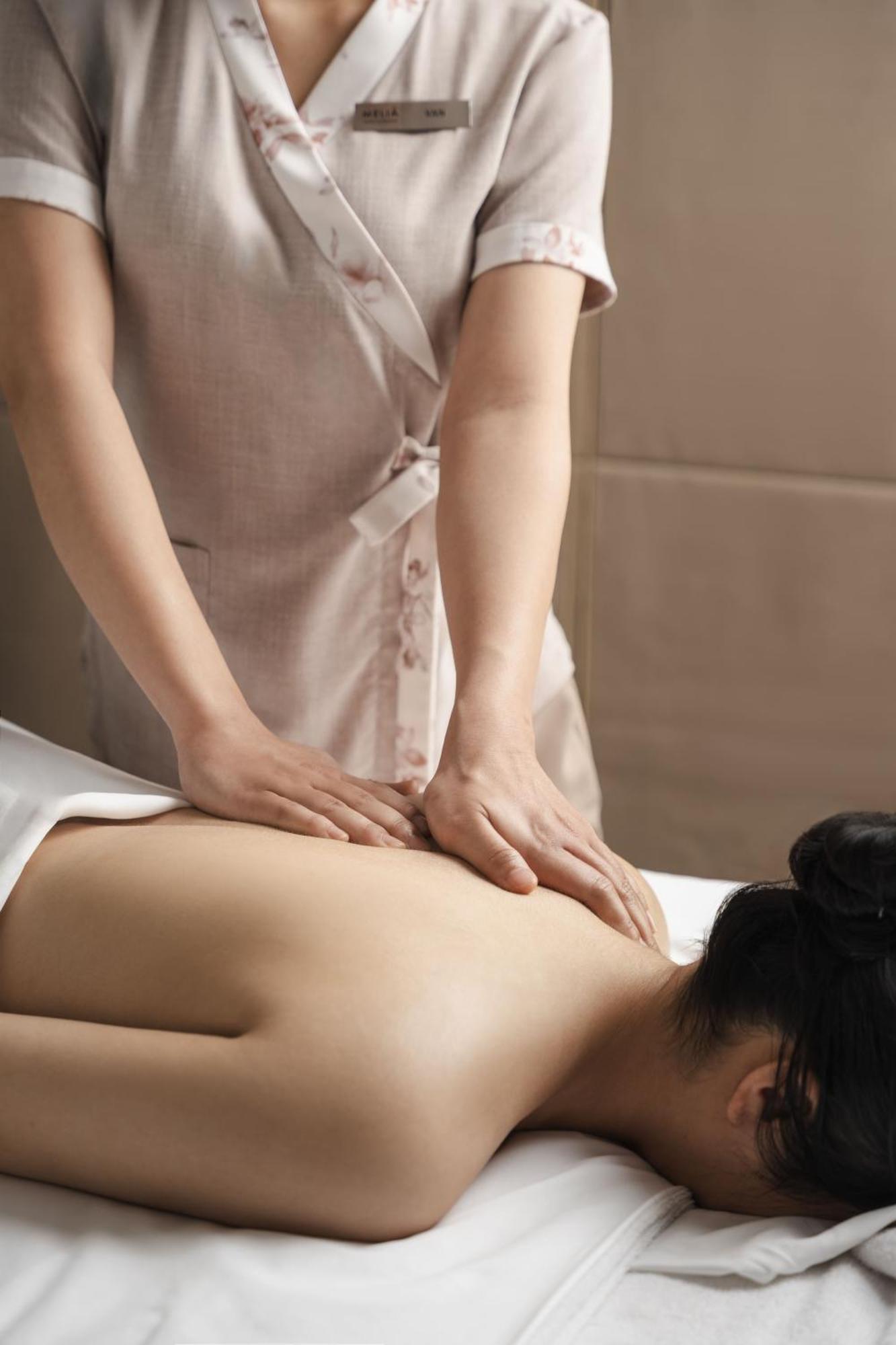Melia Vinpearl Hue Otel Dış mekan fotoğraf A massage therapist working on a patient's back