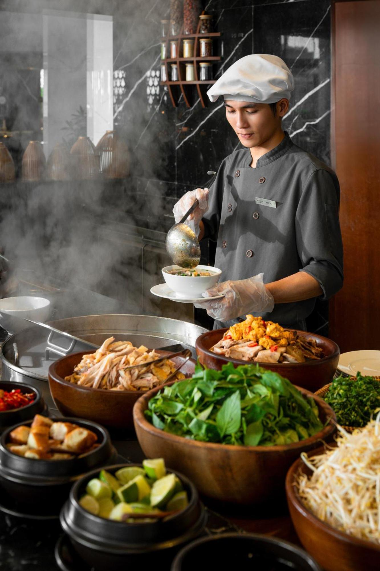 Melia Vinpearl Hue Otel Dış mekan fotoğraf A chef preparing food